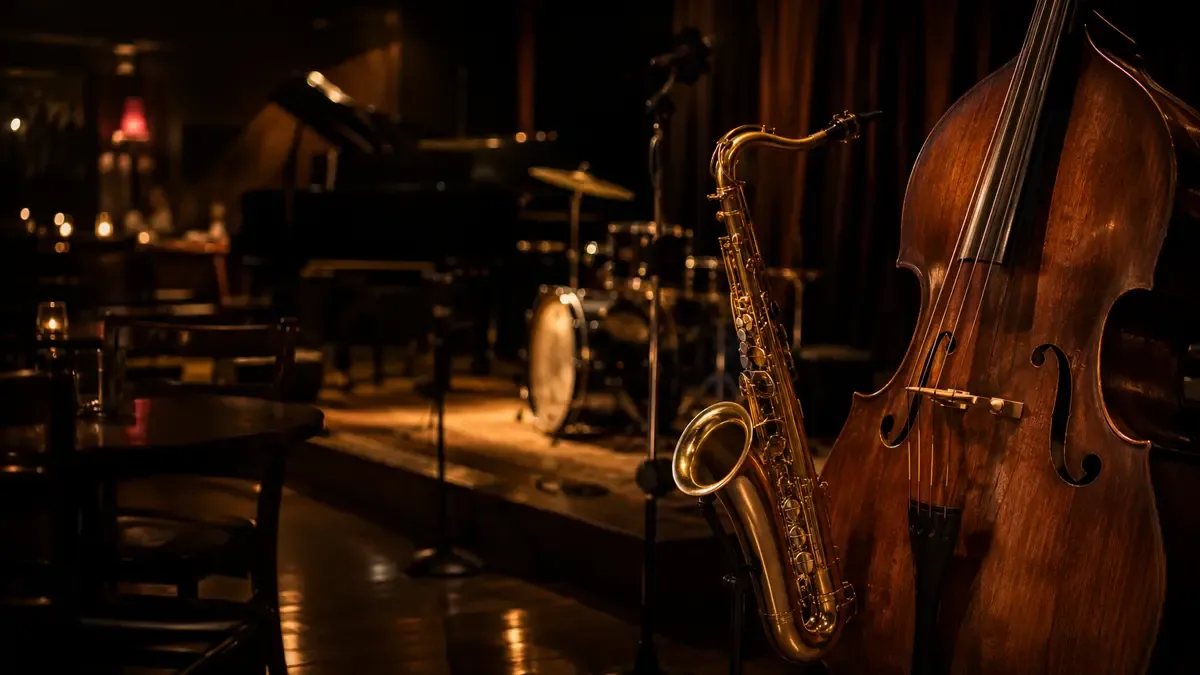 Saxofón y contrabajo apoyados en un club de jazz en penumbra
